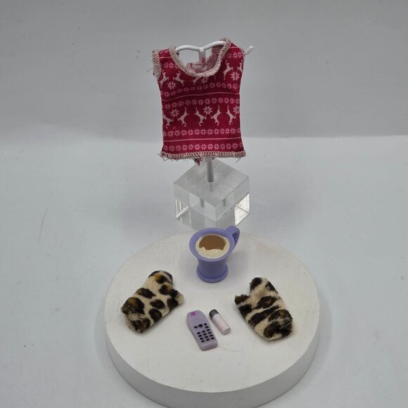Bratz Wintertime Wonderland Dana Doll Accessories Set with Extra Holiday Shirt - Picture 1 of 6